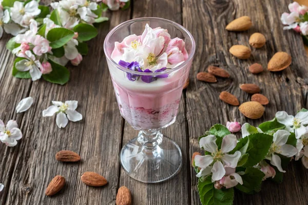 Budino di chia con latte di mandorla e fiori di mela — Foto Stock