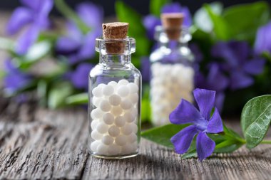 Vinca minör homeopatik ilaç bir şişe