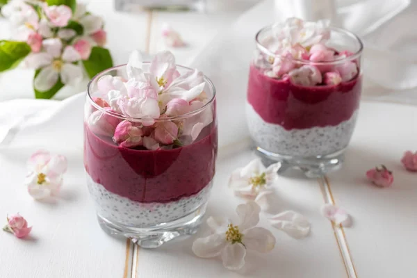 Pudim de chia com mirtilos e flores de maçã — Fotografia de Stock