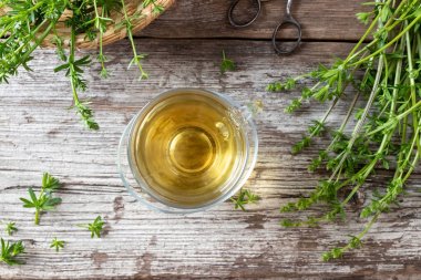 Taze bedstraw ile bitkisel çay bir fincan, üst görünümü