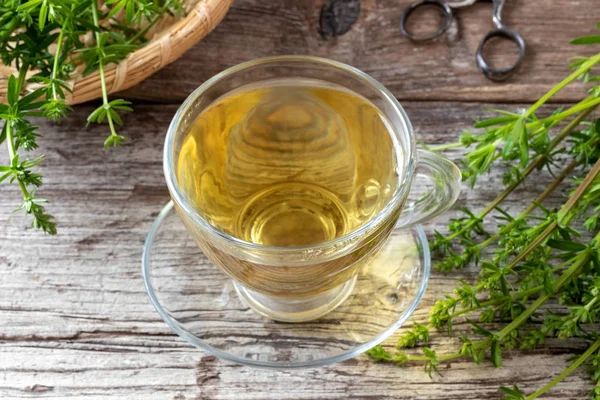 Чашка травяного чая со свежей соломой — стоковое фото