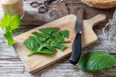 Şurup hazırlamak için taze gümüş mahmuzlu kesme