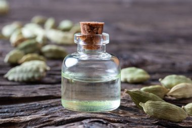 Cardamon tohumları ile cardamon uçucu yağ bir şişe