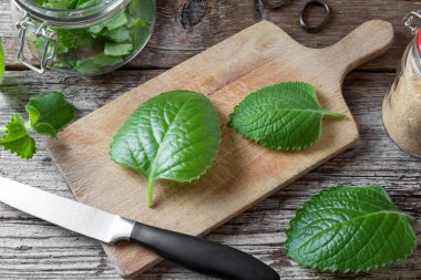 Şurup hazırlamak için taze gümüş mahmuzlu kesme