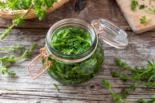 Preparación de tintura a partir de ramitas de paja fresca — Foto de Stock