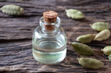 Cardamon tohumları ile cardamon uçucu yağ bir şişe