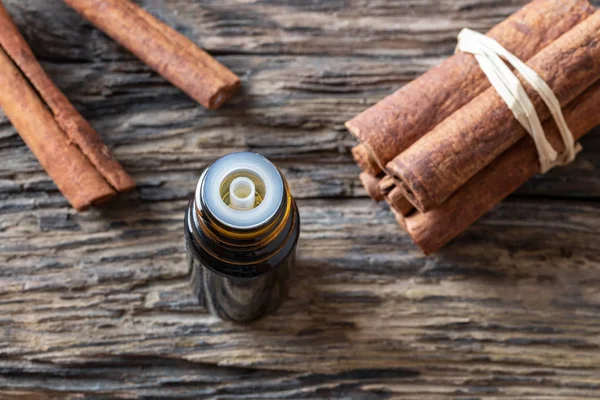 Бутылка эфирного масла с корицей — стоковое фото