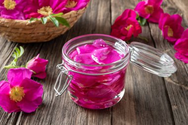 Rugosa badem yağı macerating gül yaprakları