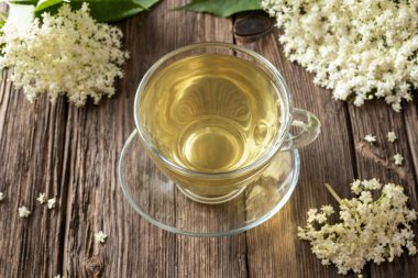 Taze yaşlı çiçekleri ile bitkisel çay bir fincan