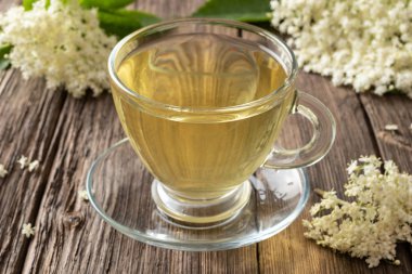 Taze yaşlı çiçekleri ile bitkisel çay bir fincan