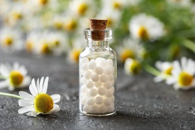 Papatya çiçeği ile homeopatik ilaç kutusunun