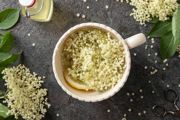 Macerar flores de saúco en agua para preparar jarabe —  Fotos de Stock