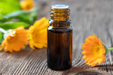 Calendula çiçekli bir şişe elzem yağ
