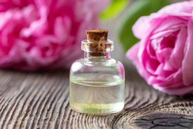 Bir şişe ile gül çiçek gül uçucu yağ