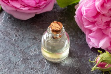 Bir şişe ile gül çiçek gül uçucu yağ