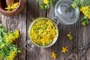 St John's wort yağı hazırlanması, üst görünümü