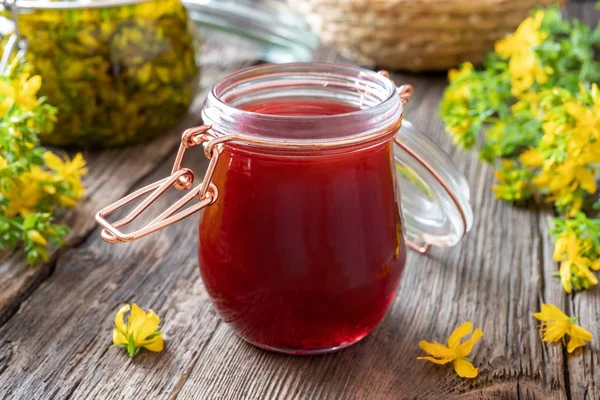 Aceite rojo hecho de flores de hierba de San Juan —  Fotos de Stock