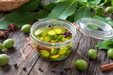 Olgunlaşmamış cevizden fındık likörü hazırlanması