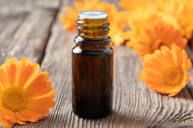 Calendula çiçekli bir şişe elzem yağ