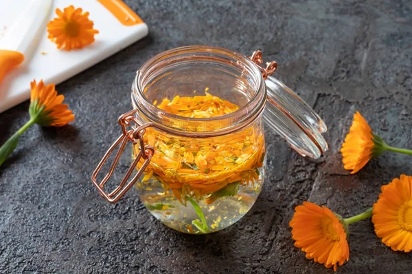 Fremstilling af tinktur fra calendula blomster - Stock-foto