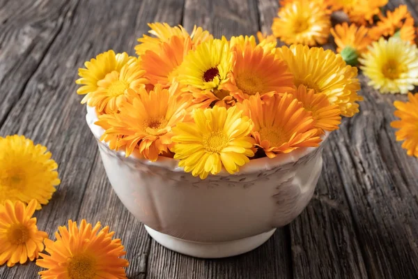 Friske calendula blomster i en skål - Stock-foto