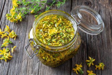 Bir kavanozda St John's wort yağı hazırlanması