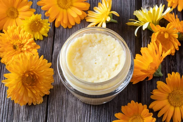 Hausgemachte Calendula und Sheabutter-Salbe — Stockfoto