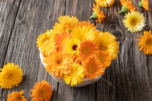 Orange calendula blomster i en skål - Stock-foto