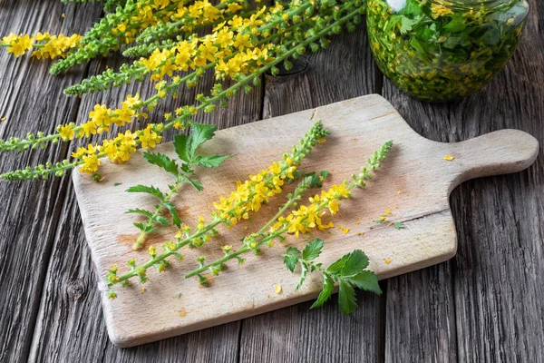 Bereiding van tinctuur uit verse agrimoonbloemen — Stockfoto