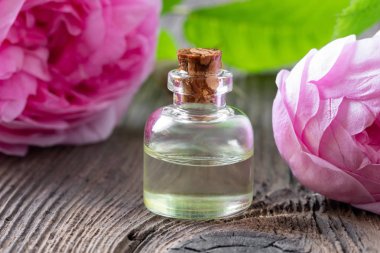Rose de mai çiçekli bir şişe gül esansiyel yağı