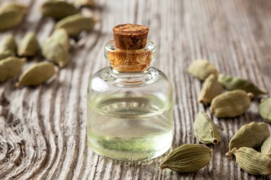 Bir şişe kardamon yağı ve tohum.