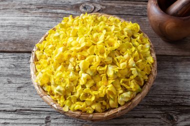 Bir sepetiçinde taze mullein çiçekleri