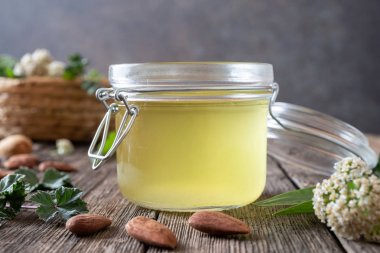 Otlar macerated olan badem yağı