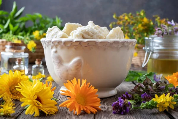 Sheabutter, Heilkräuter und ätherische Öle — Stockfoto