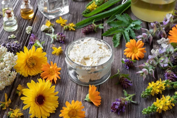 Crema casera a base de hierbas, aceites esenciales y manteca de karité —  Fotos de Stock