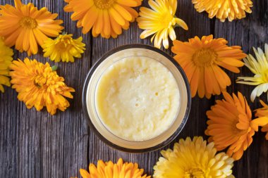 Ev yapımı calendula ve shea yağı merhem, üst görünümü