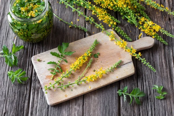 Flores frescas de agrimonia en una tabla de cortar —  Fotos de Stock