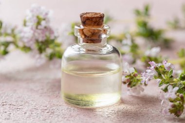 Çiçeklenme kekiyle bir şişe kekme esansiyel yağı