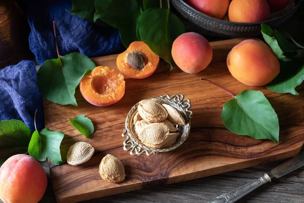 Абрикосовые ядра и свежие абрикосы, фотографии темной еды — стоковое фото