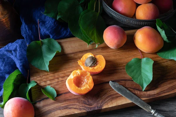 Свежие спелые абрикосы с ядрами на столе — стоковое фото
