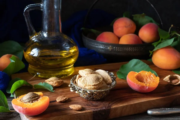 Ядра абрикоса с фруктами и маслом — стоковое фото