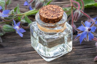 Bir masada hodan yağı ve çiçekler