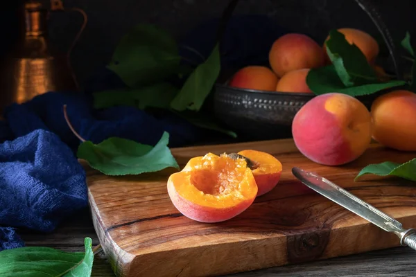 Свежие спелые абрикосы, фотографии темной еды — стоковое фото