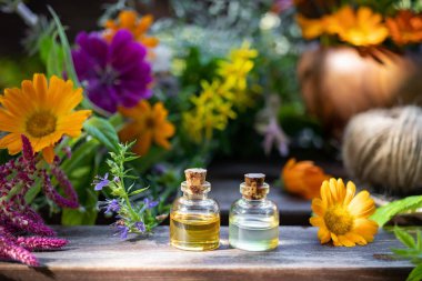 Hyssop, calendula ve diğer otlar ile Uçucu yağlar
