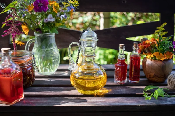 Butelki z boru i St. John's Wort oleju z kwiatami — Zdjęcie stockowe
