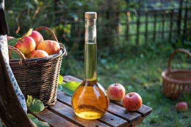 Olgun elma ile elma sirkesi bir şişe