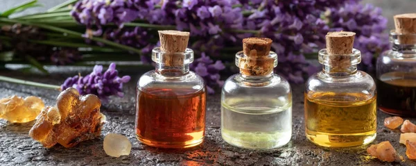 Intestazione panoramica di bottiglie di olio essenziale, incenso e lave — Foto Stock