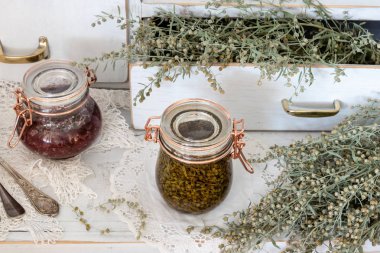 Pelin bitkisinden bitkisel tentür hazırlanması