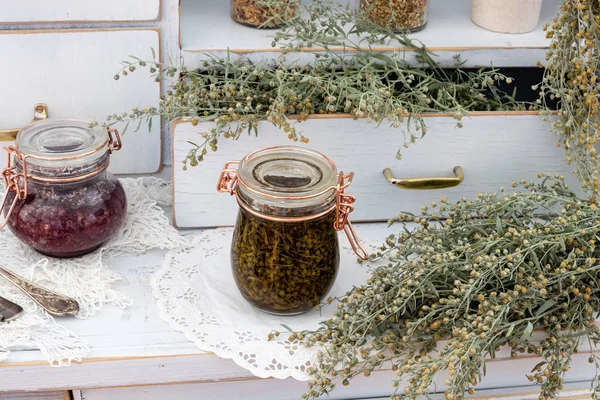 Voorbereiding van tinctuur van bloeiende alsem plant — Stockfoto