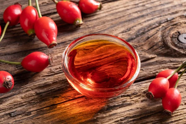 Aceite de semilla de rosa mosqueta con rosa mosqueta fresca — Foto de Stock